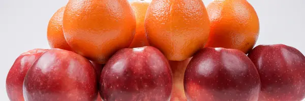 Czerwone jabłka i pomarańcze — Zdjęcie stockowe