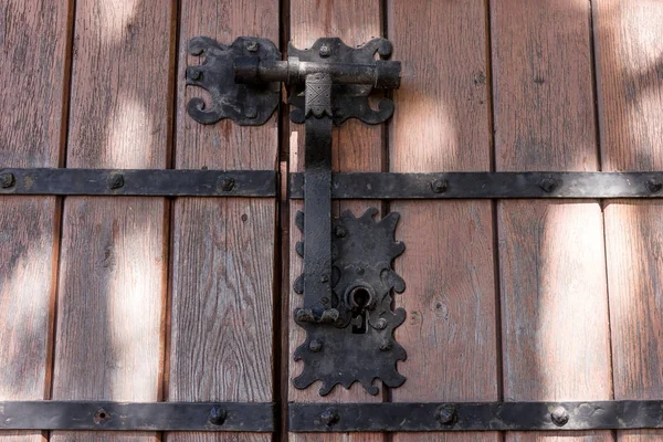 Fecho de uma dobradiça de ferro ornamental — Fotografia de Stock