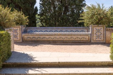 Tezgah tipik Portekizce ile parkta döşer