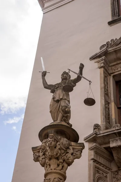 Sculpture of Lady Justice (Justitia) from 1591 at the old town of Goerlitz — Stock Photo, Image