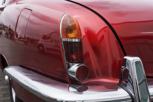 Primer plano de retroiluminación roja del coche retro — Foto de Stock