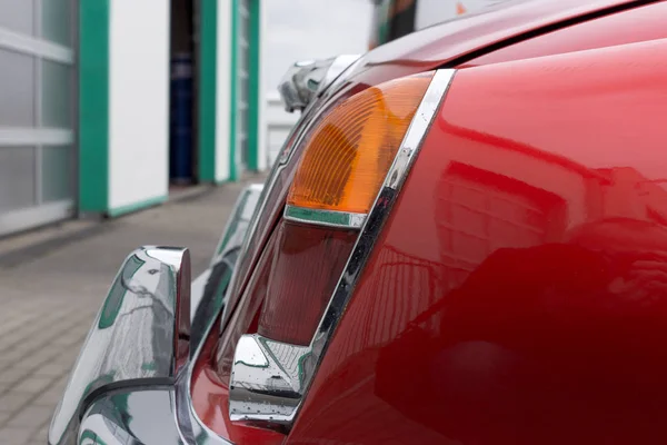 Крупный план подсветки красного ретро автомобиля — стоковое фото