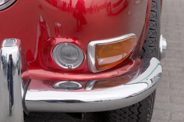 Fechar as luzes da cabeça do carro velho vermelho — Fotografia de Stock