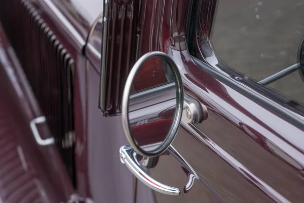 Miroir latéral d'une voiture vintage — Photo