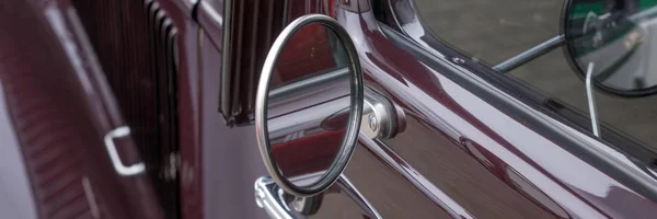 Miroir latéral d'une voiture vintage — Photo