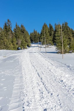 Boş kar kış manzara dev dağlarda yolda kapalı