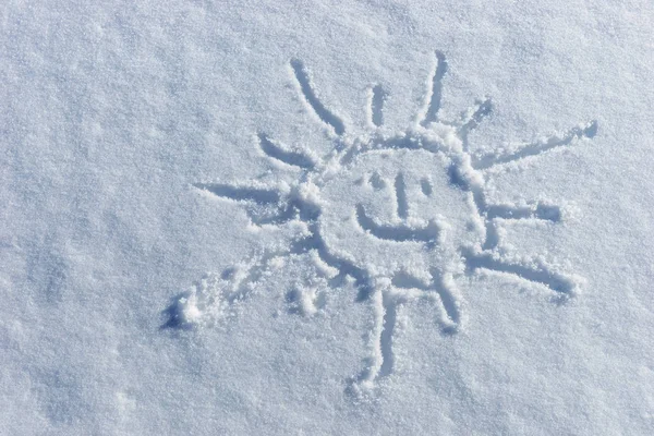 Sol desenhado na neve branca fresca — Fotografia de Stock