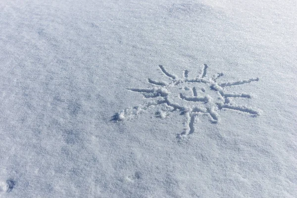 Sol dibujado en la nieve blanca fresca —  Fotos de Stock