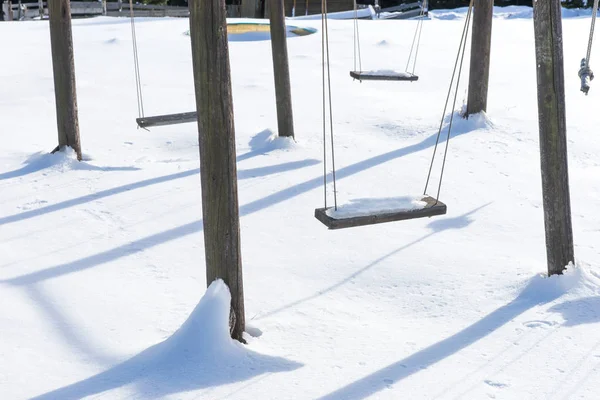 Prázdné houpačka se sněhem v zimě — Stock fotografie