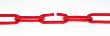 Kırık öğe üzerinde beyaz ile kırmızı zinciri