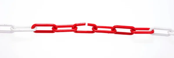 Cadeia vermelha com elemento quebrado no branco — Fotografia de Stock