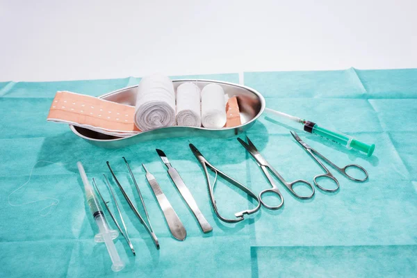 Cerrahi aletler kümesi