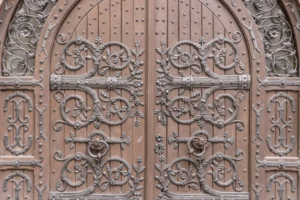 Zbliżenie, stare drewniane drzwi łukowe — Zdjęcie stockowe