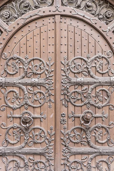 Fechar a porta de madeira arqueada velha — Fotografia de Stock