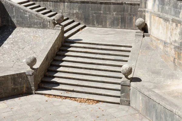 Viejas escaleras de arenisca en el parque del castillo templario en Tomar — Foto de Stock