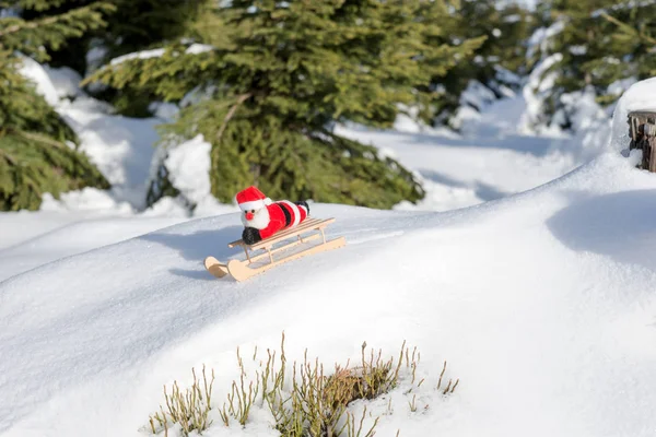 Papai Noel está descendo a montanha — Fotografia de Stock