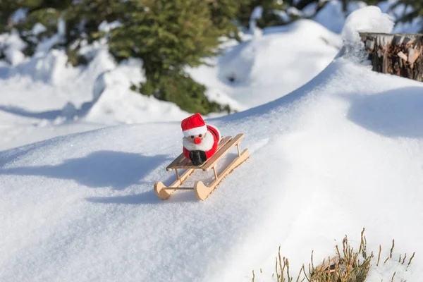Papai Noel está descendo a montanha — Fotografia de Stock