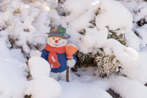 Boneco de neve figura cerâmica com chapéu e cachecol — Fotografia de Stock