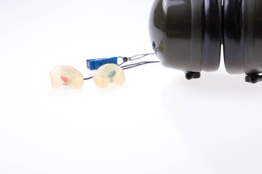 Koruyucu kulaklık izole çalışma