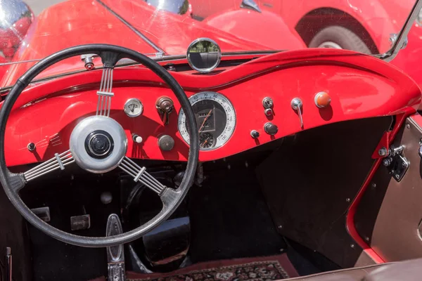 Estilo retro clássico vermelho carro interior — Fotografia de Stock