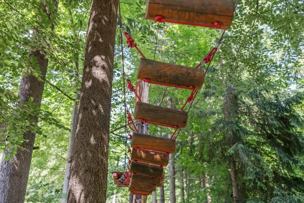 Parque de escalada na floresta — Fotografia de Stock
