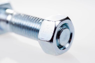 büyük metal civata somun ile sıkılır