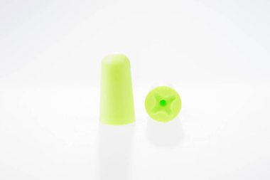 İzole üzerinde beyaz iki yeşil kulak tıkacı