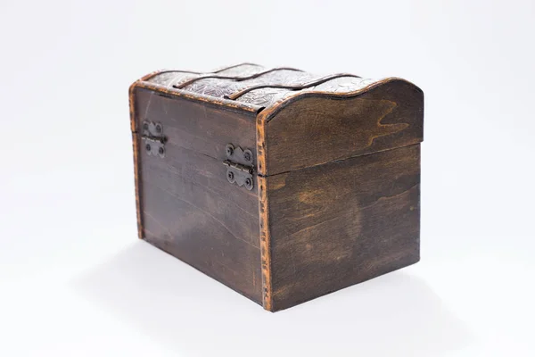Vintage houten borst geïsoleerd — Stockfoto