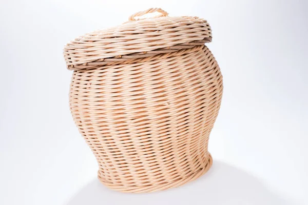 Круглая плетеная корзина с крышкой — стоковое фото