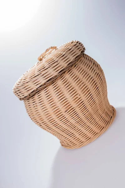 Круглая плетеная корзина с крышкой — стоковое фото
