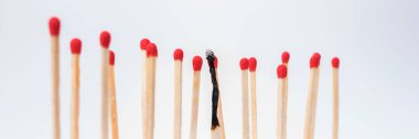 Yeni matchsticks arasında yanmış maç