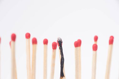 Yeni matchsticks arasında yanmış maç