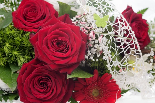 Buquê muito bonito com rosas vermelhas — Fotografia de Stock