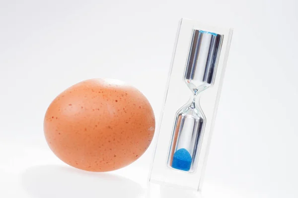 Uovo di pollo con timer moderno uovo di vetro — Foto Stock