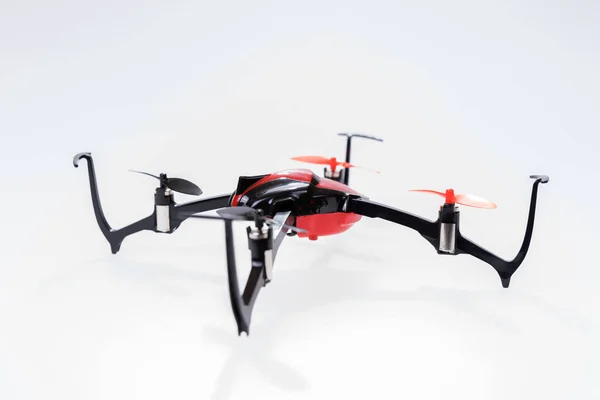 Quadrocopter-Drohne isoliert auf weiß — Stockfoto