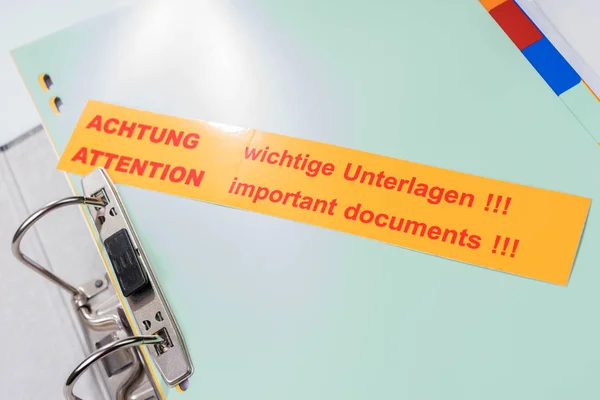 Dossier avec étiquette - Attention Documents importants ! ! ! - anglais et allemand — Photo