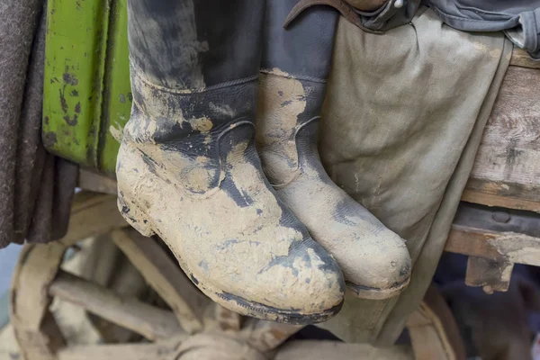 Sucio viejo par de botas de cuero negro — Foto de Stock