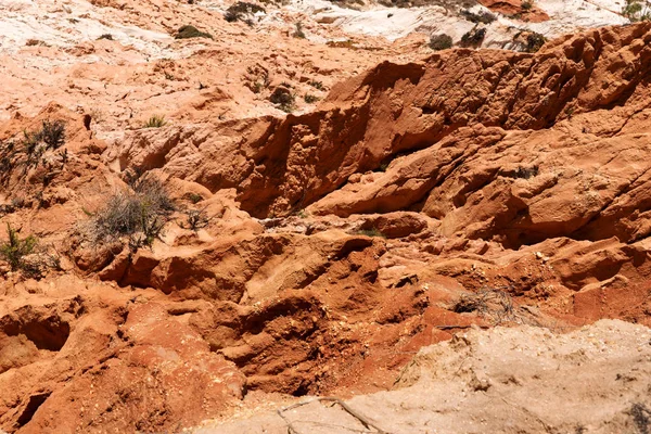 Zbliżenie czerwone klify w Praia da Falesia, Algarve — Zdjęcie stockowe