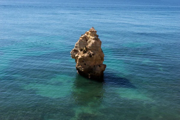 Einzelner Felsen im Atlantik in der Nähe des portugiesischen Strandes — Stockfoto