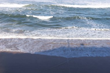 Dalgalar Batı Portekiz kıyısında