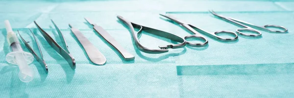 Set van chirurgische instrumenten op gaas — Stockfoto