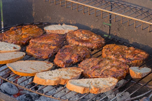 Steaks und Brot auf dem Grill — Stockfoto