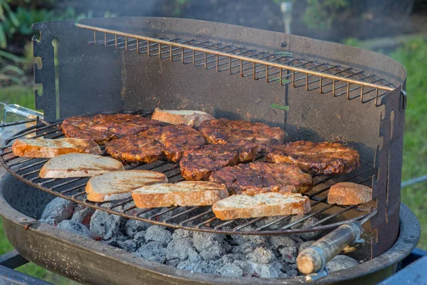 Steaks en brood op de grill — Stockfoto