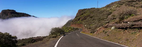 Brouillard au-dessus de la route dans les montagnes — Photo