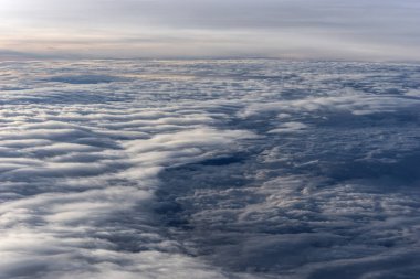 Bulutlar fantastik arka plan üzerinde