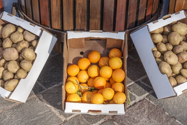 Oranges and potatoes in the crate — Stock Photo, Image