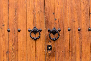 eski ahşap kapı kapı tokmağı rings ile kapalı