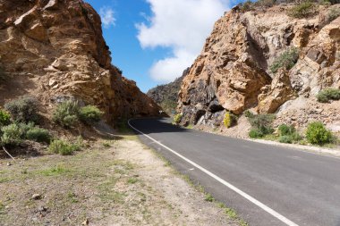 Gran Canaria dağlarda yolda
