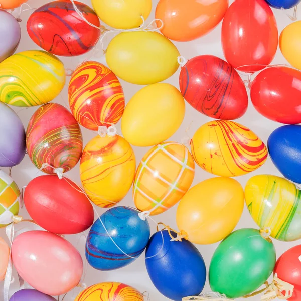 Molte uova di Pasqua colorate — Foto Stock