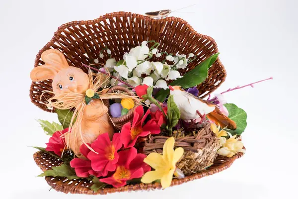 Пасхальное украшение пасхальным кроликом и цветами — стоковое фото